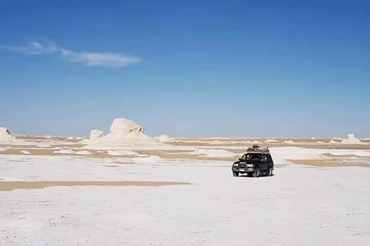 4x4 jeep crossing Egypt’s White Desert near Bahariya Oasis, part of a private 4-day desert safari tour