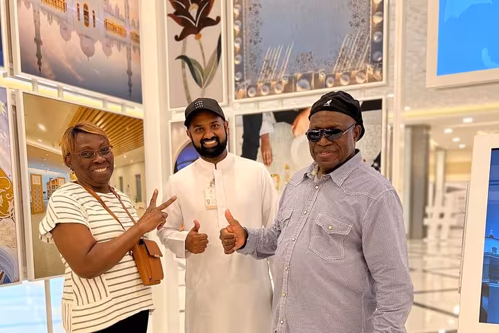 Tour guests with Abu Dhabi guide during Grand Mosque city tour from Ras Al Khaimah, UAE