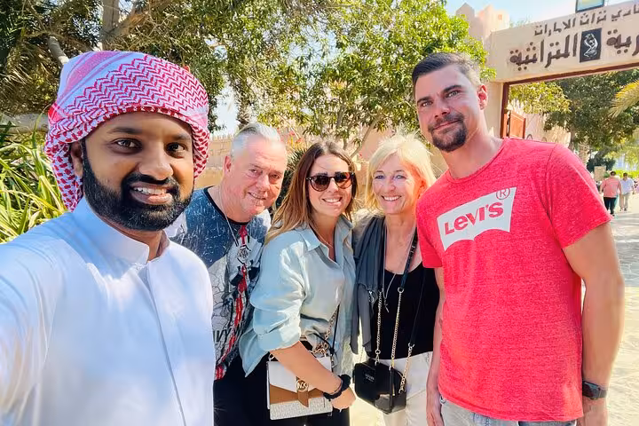 Happy travelers with local guide on Abu Dhabi layover sightseeing tour with seamless airport transfers