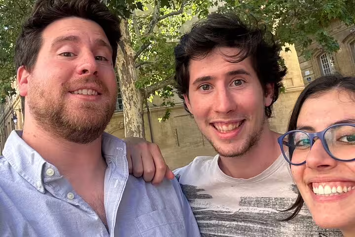 Friends smiling under plane trees in Aix-en-Provence on a self-guided scavenger hunt and sights tour
