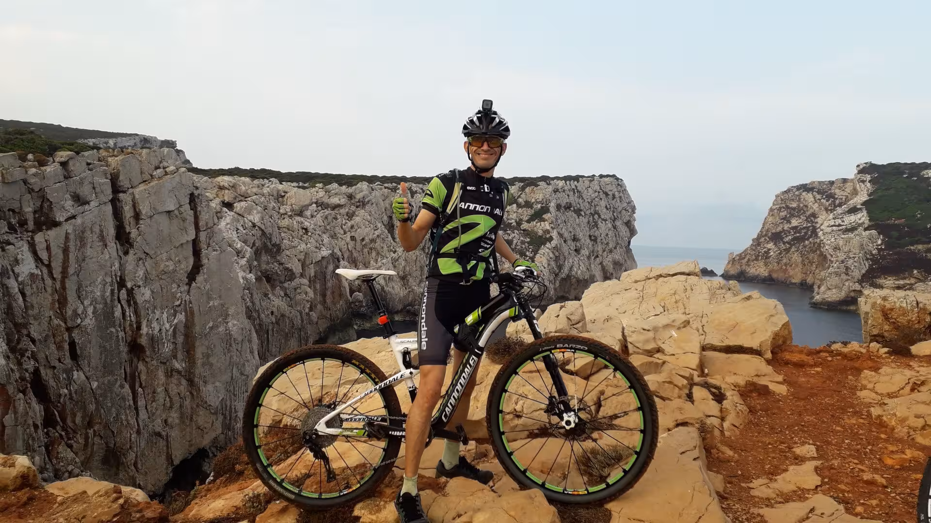 Cyclist enjoying an ebike tour with stunning cliff views in Porto Conte Park, Alghero.