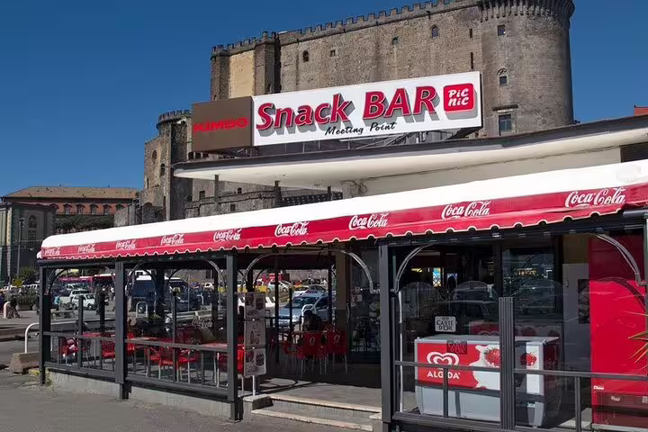 Snack Bar Pic Nic meeting point near Naples castle, pickup spot for Amalfi Coast VIP small group tour