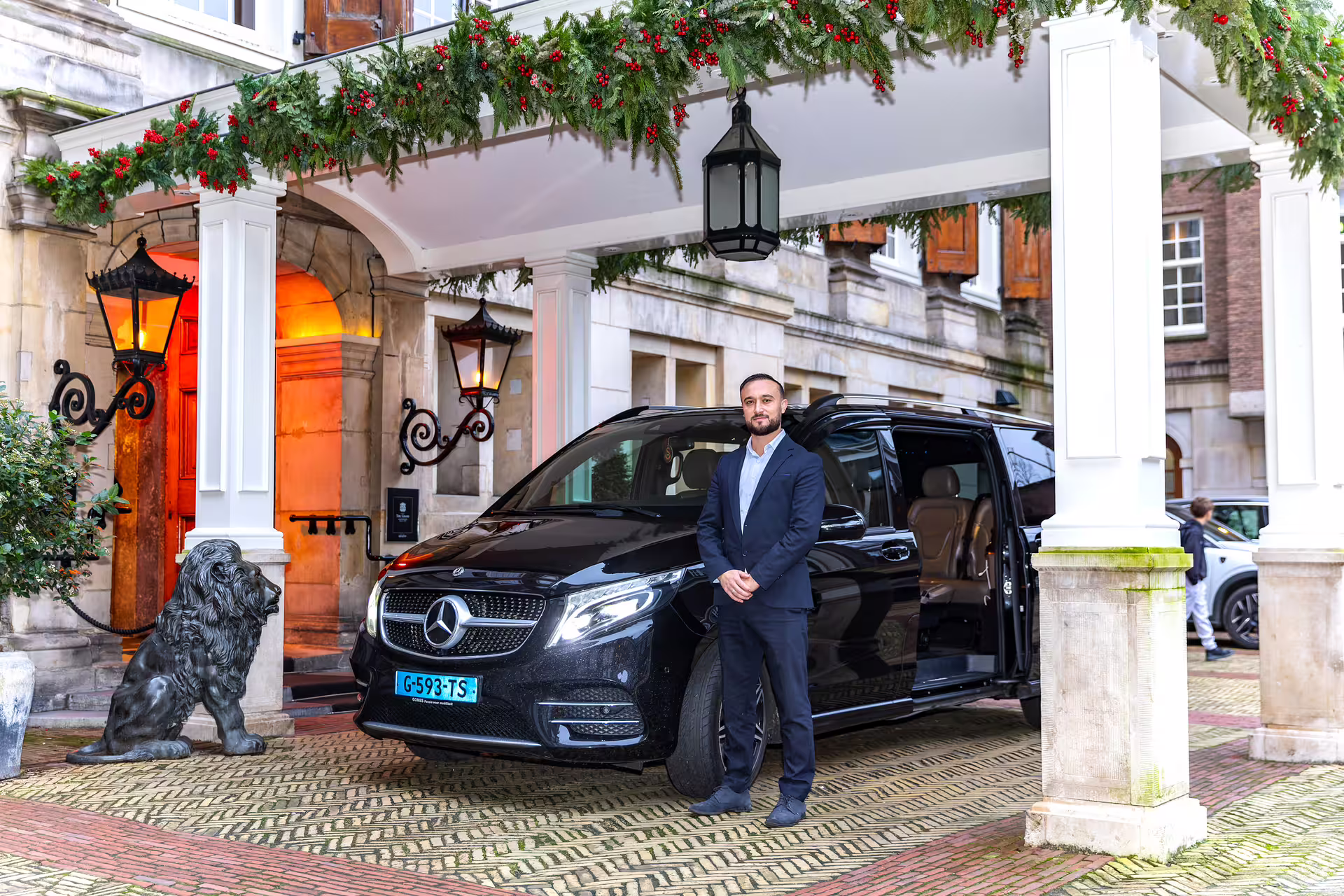 Private Amsterdam layover tour pickup with driver and luxury van, ideal for city walk and canal cruise