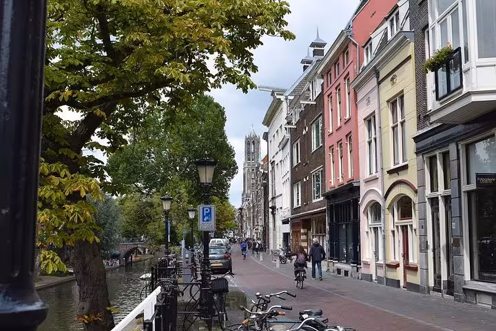 Utrecht canal street with bikes and historic buildings, private transfer from Amsterdam or Schiphol Airport
