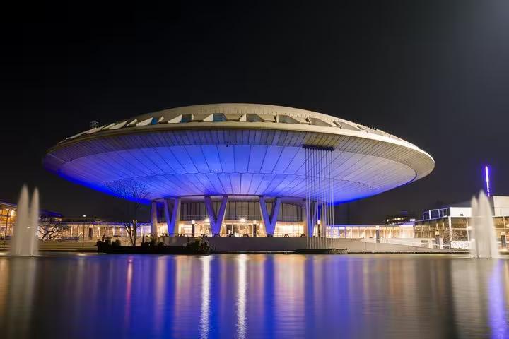 Eindhoven Evoluon lit at night, ideal landmark for Amsterdam or Schiphol Airport to Eindhoven private transfer