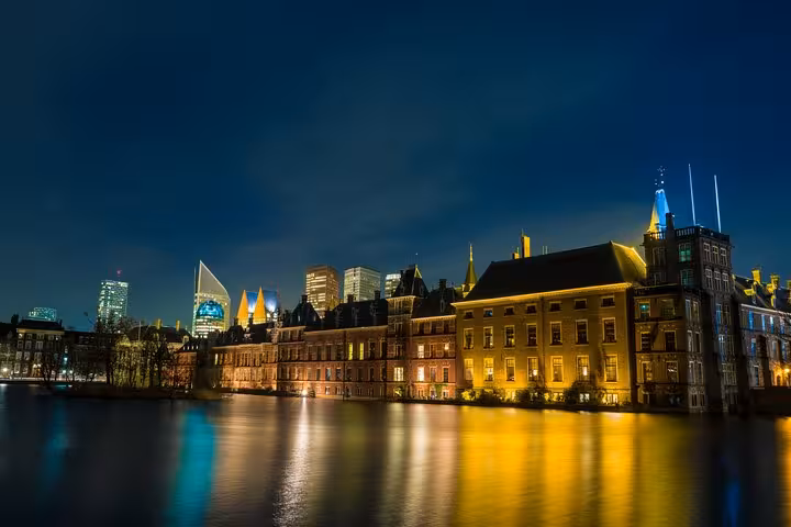 The Hague Binnenhof at night, ideal stop on Amsterdam or Schiphol Airport to The Hague private transfer