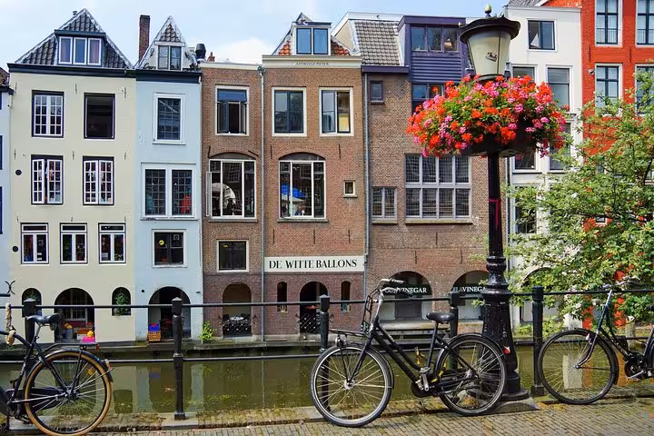 Amsterdam canal houses and bicycles, scenic route for private transfer from Schiphol Airport to Utrecht