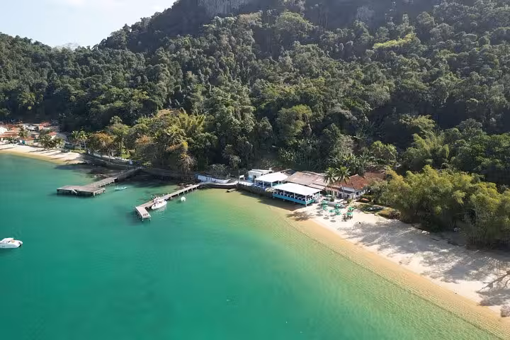 Scenic coastline with vibrant turquoise waters and beachfront resorts in Angra dos Reis, ideal for private boat tours.