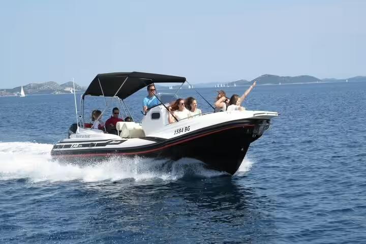 Tourists revel in a thrilling boat ride on Angra & Ilha Grande tour, perfect for adventure and relaxation.