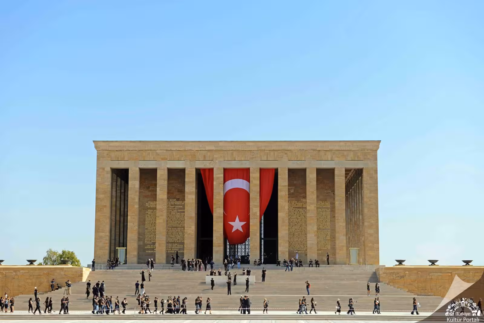 Anıtkabir in Ankara with giant Turkish flag, a highlight on the 8-day Turkey tour from Istanbul to Cappadocia
