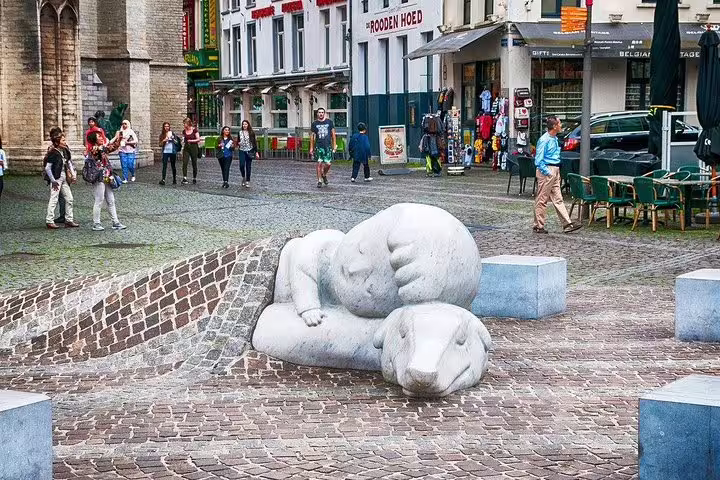 Sleeping giant sculpture by Steen Castle on Antwerp’s historic square during a private guided cultural tour
