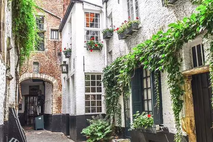 Charming ivy-covered courtyard in Antwerp, a hidden gem stop on a self-guided e-scavenger hunt tour