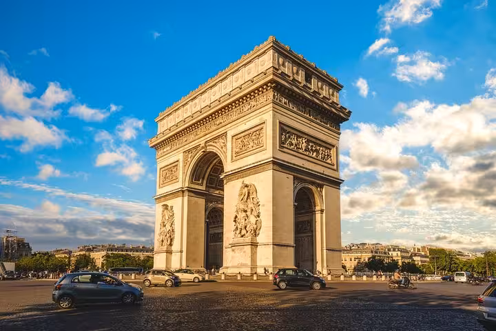 Arc de Triomphe in Paris under blue sky, highlight stop on a private Champs-Élysées walking tour