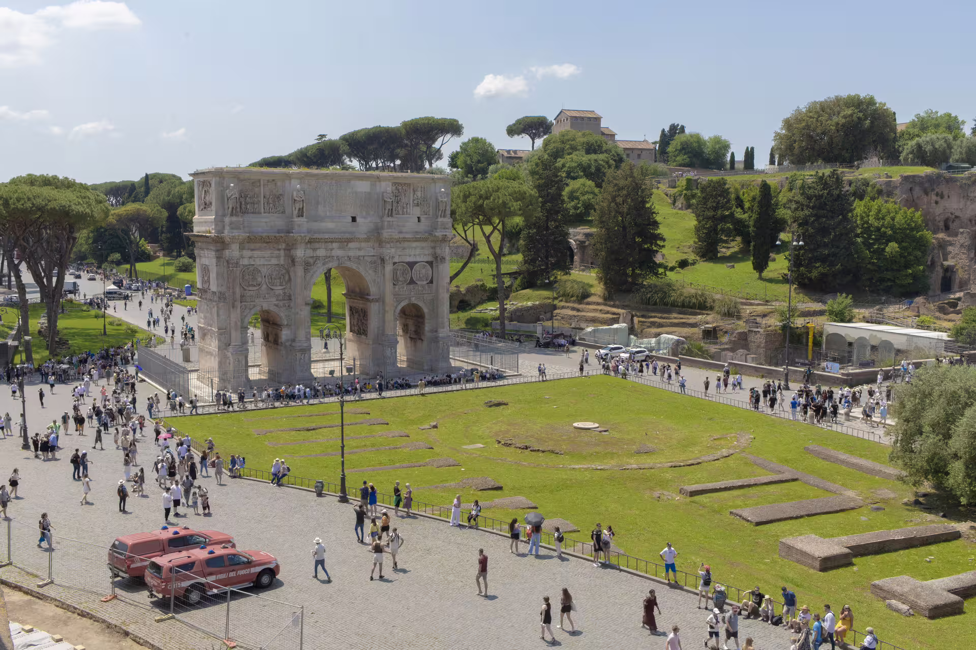 Arco de Constantino junto al Coliseo en Roma, inicio del tour Coliseo, Foro Romano y Palatino con vistas amplias