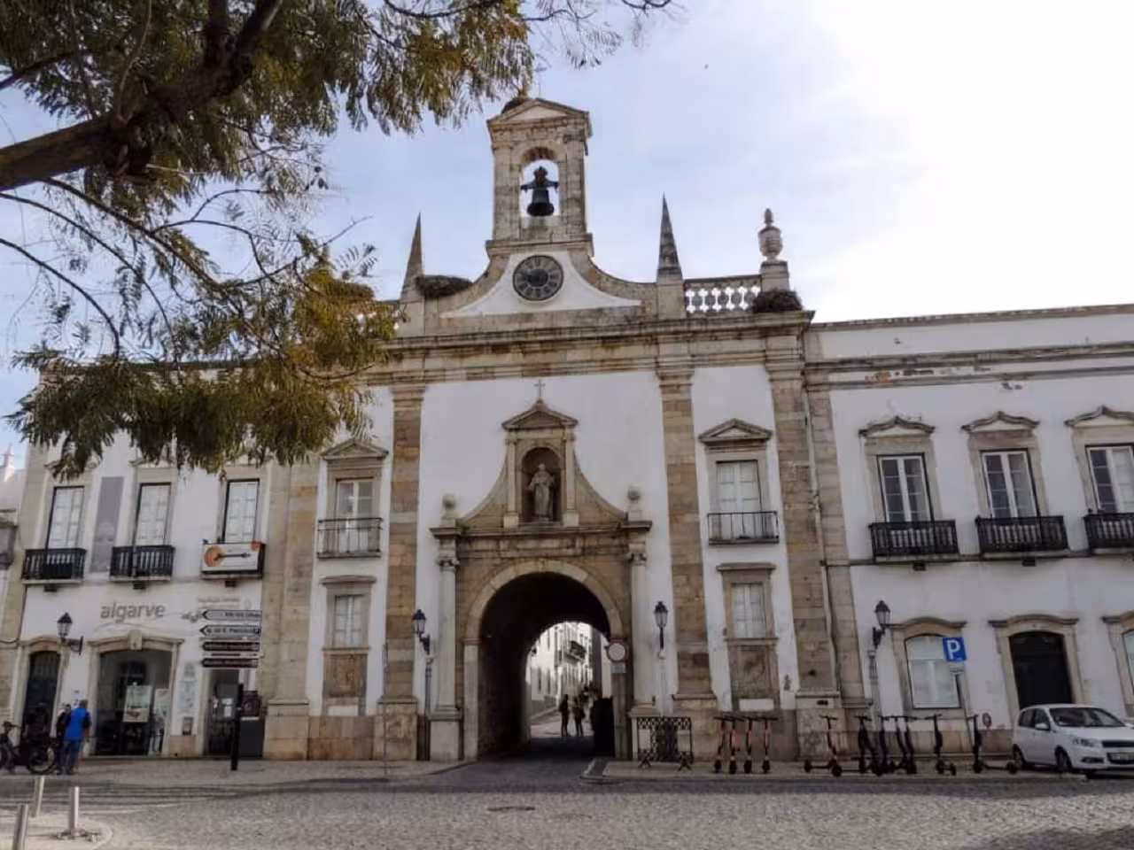 Arco da Vila city gate and clock tower in Faro Old Town, a key heritage stop on the Eastern Algarve full-day sightseeing tour