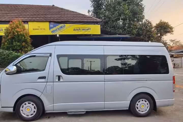 Private air-conditioned van for hassle-free Aswan airport pickup and hotel transfer, safe and reliable ride