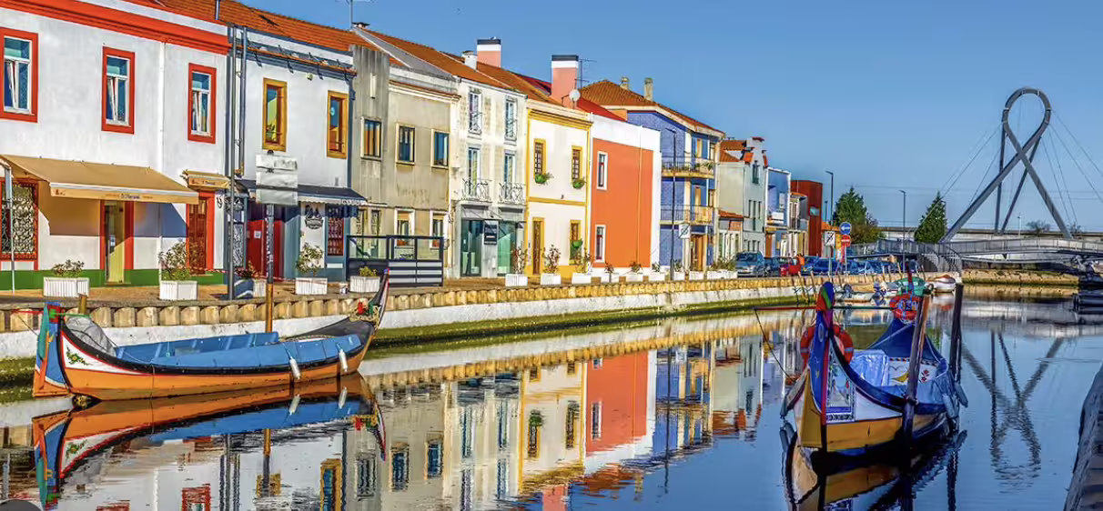 Picturesque canal and colorful houses in Aveiro, a charming stop on the private day trip from Lisbon to Porto.