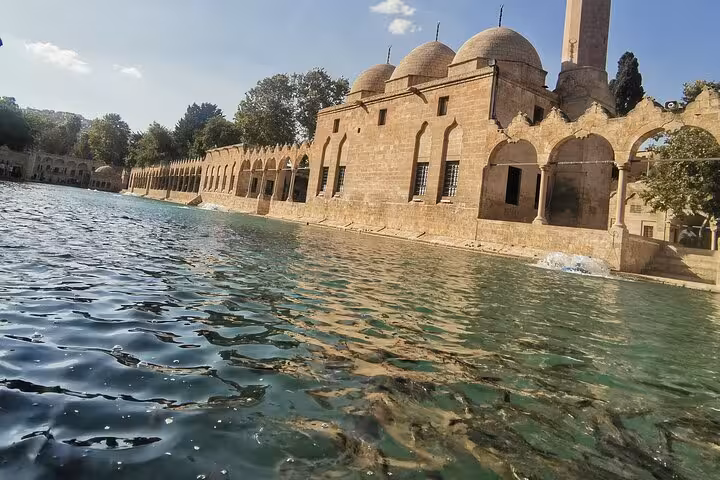 Balıklıgöl sacred fish pond and historic mosque in Şanlıurfa on all-inclusive Göbeklitepe tour from Istanbul