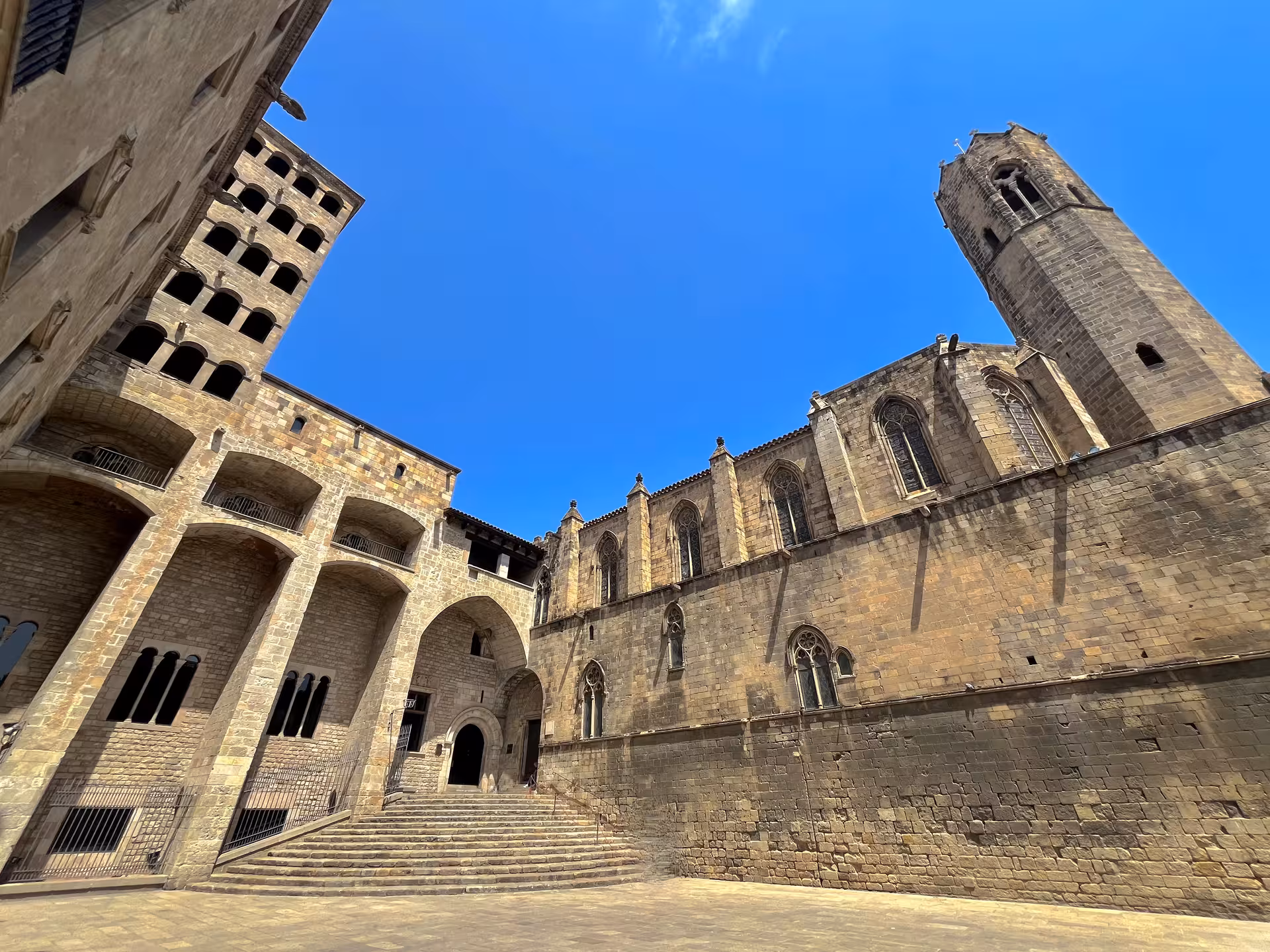 Barcelona Cathedral exterior and stone courtyard under blue sky, Sucesos Locales + Catedral guided visit