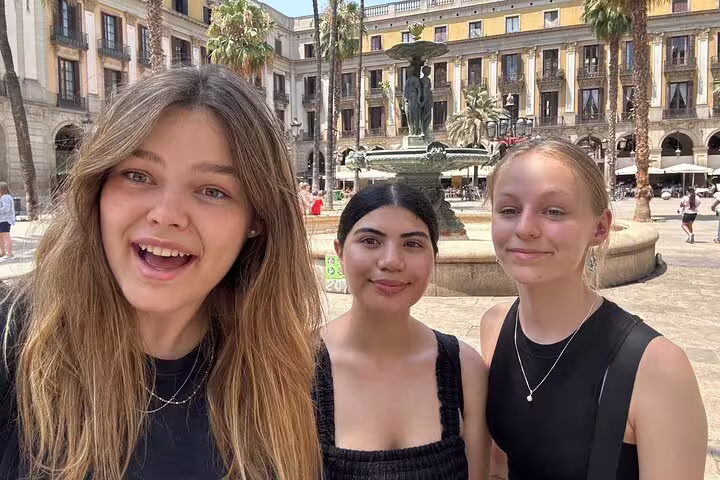 Friends selfie in Plaça Reial near the fountain, Barcelona Gothic Quarter scavenger hunt walking tour stop