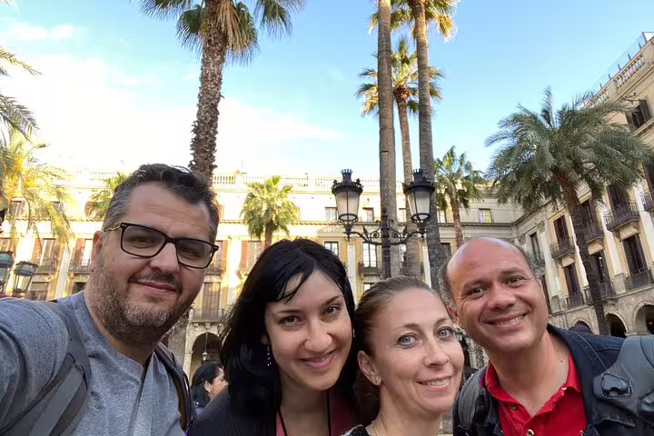 Friends selfie in Plaça Reial on Barcelona Gothic Quarter scavenger hunt and city highlights walking tour