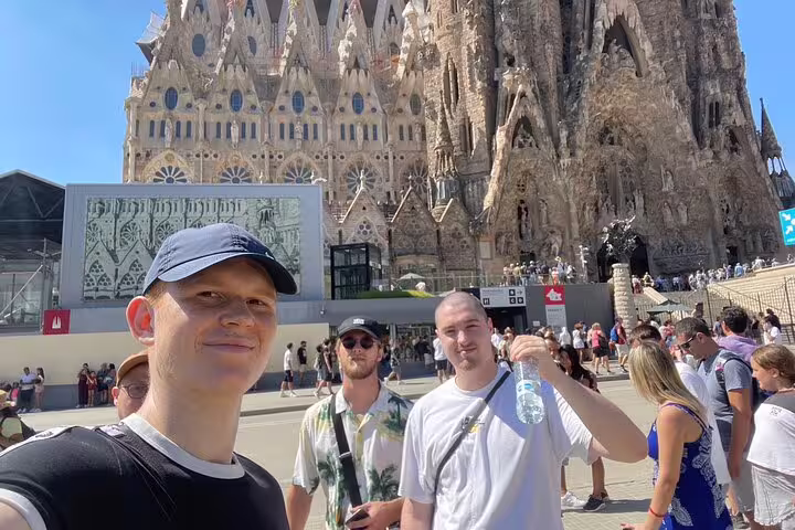 Friends at Sagrada Familia on a Barcelona scavenger hunt self-guided tour, exploring Gaudí sights