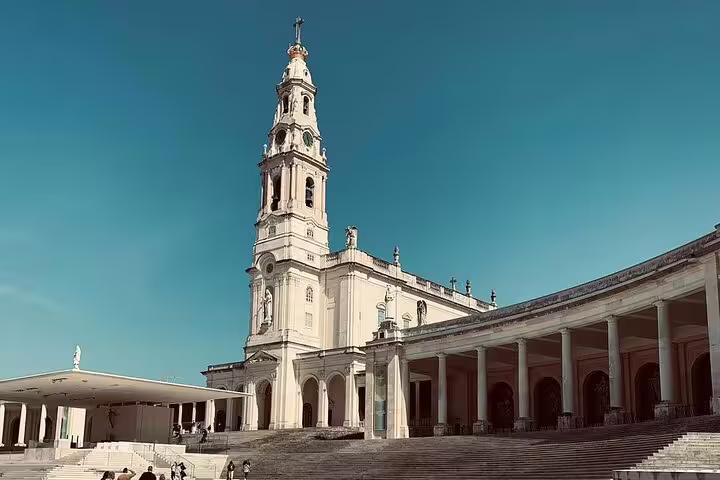Stunning view of the iconic Basilica of Our Lady of the Rosary in Fátima, featured in the Fátima, Nazaré, and Óbidos full-day tour.