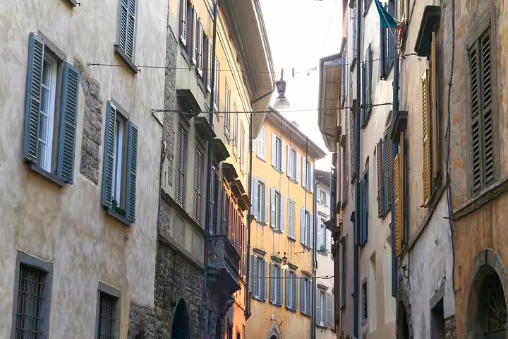 Narrow cobblestone alley in Bergamo Città Alta, ideal clue stop on a self-guided scavenger hunt tour