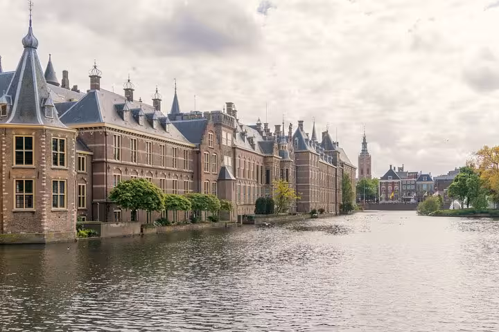 Binnenhof and Hofvijver lake in The Hague, scenic highlight on private day tour from Amsterdam via Delft