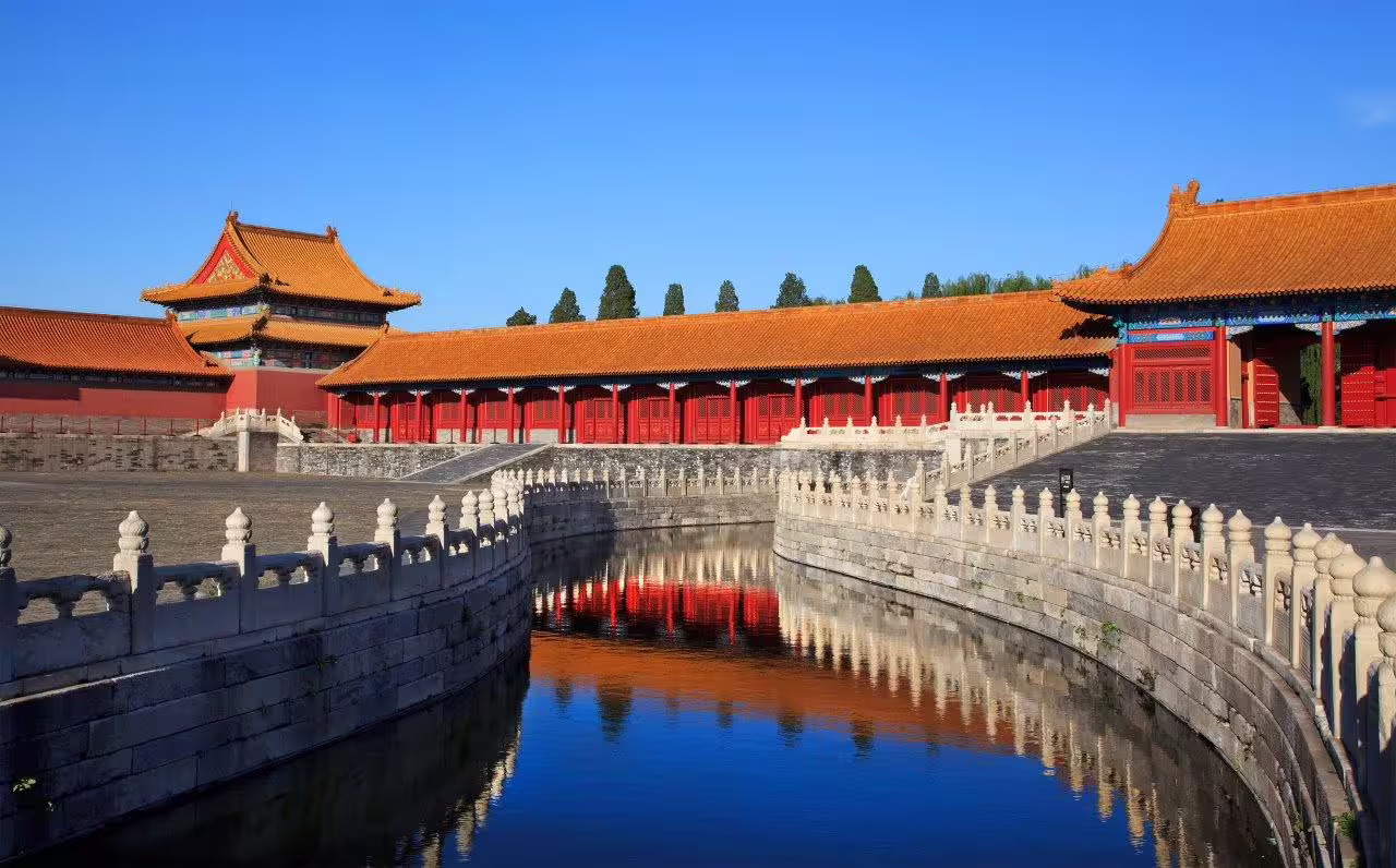 Explore the ancient architecture of Beijing's Forbidden City on the Blue Dragon of China private tour with a Spanish-speaking guide.