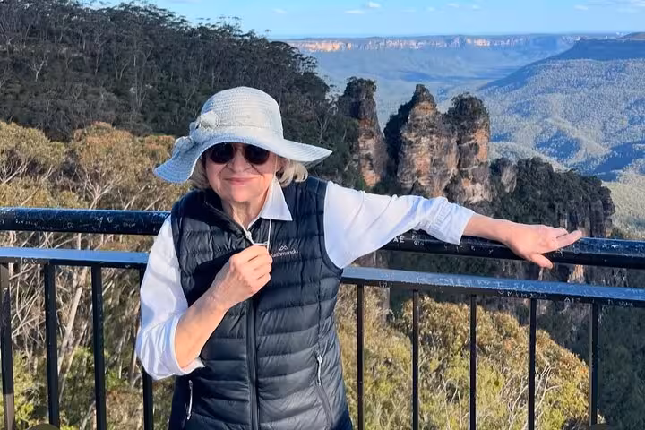 Visitor enjoying a breathtaking view of the Three Sisters rock formation on a Blue Mountains private hiking tour.