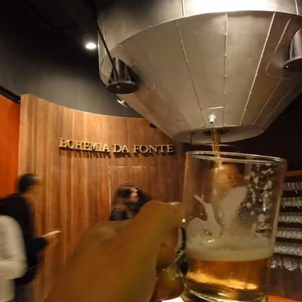 A glass of freshly poured beer at the famous Bohemia Brewery in Petrópolis, highlighting craft brewing tradition.