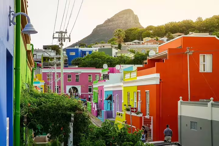 Colorful Bo-Kaap houses with Lion’s Head behind on a full-day Cape Town city sightseeing tour walking stop
