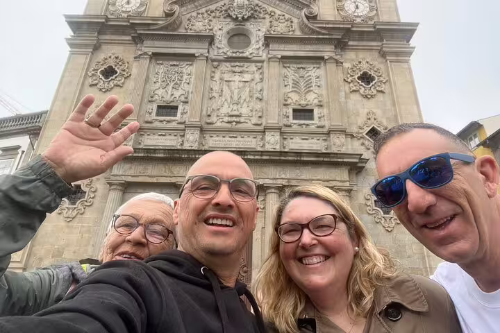 Friends taking a selfie at Igreja de Santa Cruz in Braga during a self-guided scavenger hunt sightseeing tour