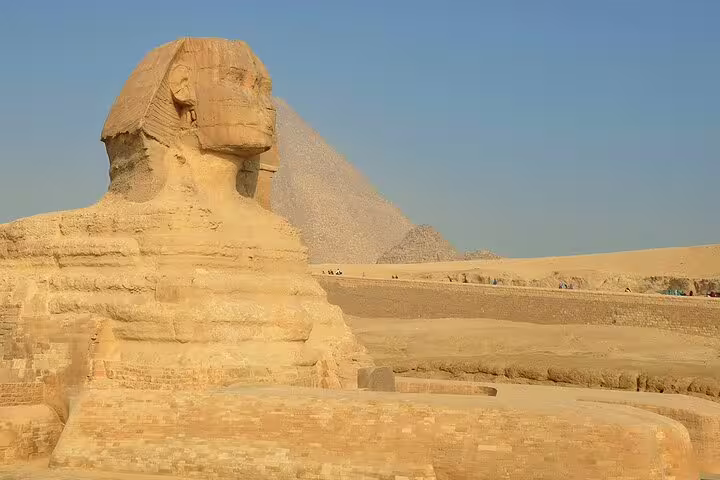 Great Sphinx of Giza with pyramid backdrop, ideal stop on a Cairo Airport layover tour to Giza Plateau