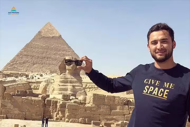 Traveler posing at the Great Sphinx and Giza Pyramid on a Cairo full day tour from Alexandria by car