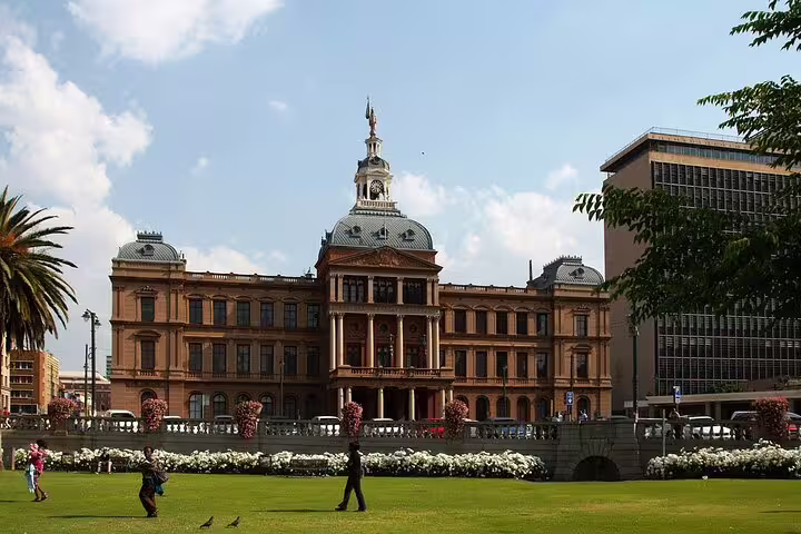 Cape Town City Hall and Grand Parade gardens, a key stop on a full-day Cape Town sightseeing tour