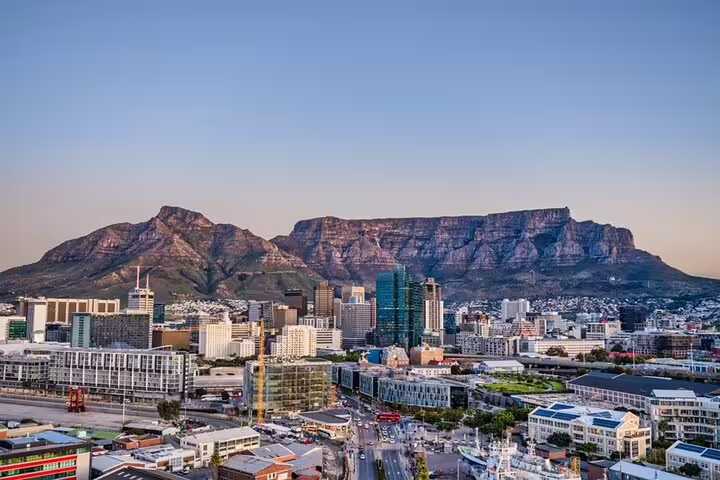 Cape Town city skyline and Table Mountain view, highlight stop on a half-day sightseeing tour