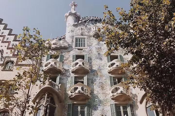 Stunning façade of Casa Batlló showcasing Gaudi's unique architecture and organic shapes, perfect for guided tours.