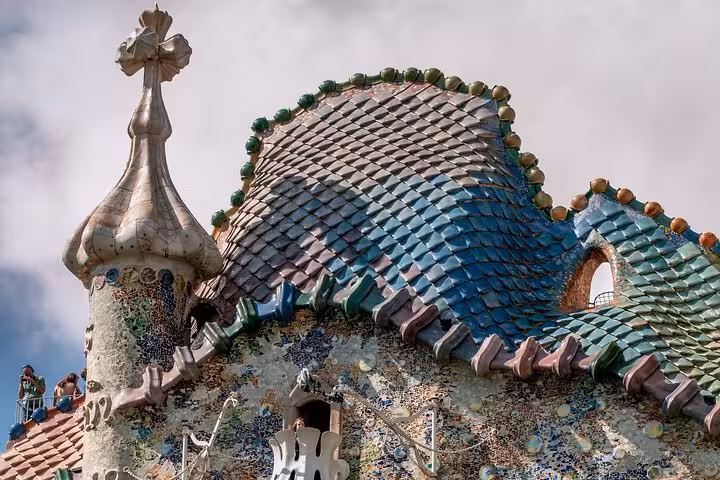 Colorful mosaic roof and turret of Casa Batlló on a Gaudí and Modernism walking tour in Barcelona