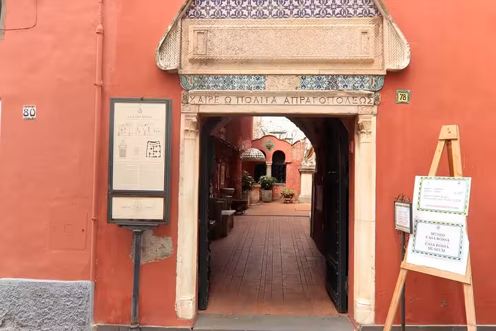 Discover the charming entrance of Casa Rossa in Anacapri, a highlight on the Capri tour from Sorrento.