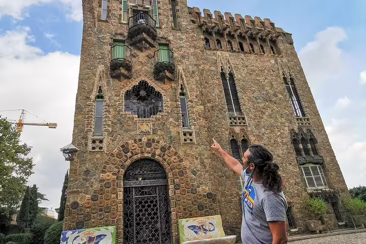 Man pointing at the intricate facade of Casa Vicens during Colonia Guell & Casa Vicens skip-the-line private tour.