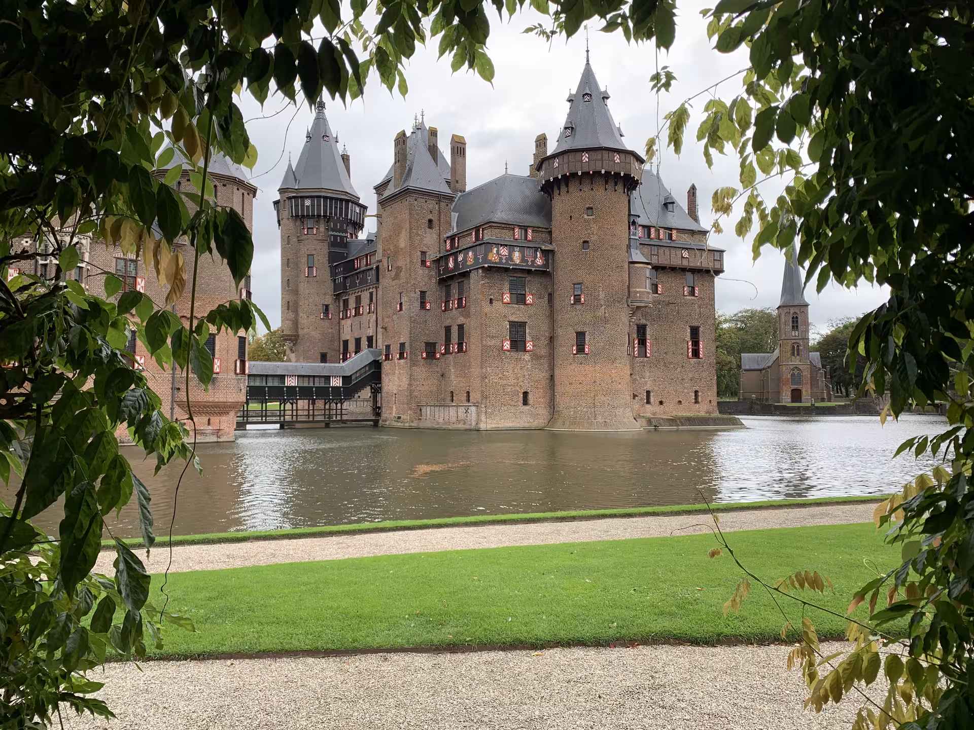 Castle De Haar in Utrecht with moat and towers, private day tour stop from The Hague, Leiden or Noordwijk