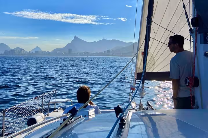 Catamaran sailing on Rio de Janeiro bay with Sugarloaf views on a 5-hour Velas do Rio open bar tour