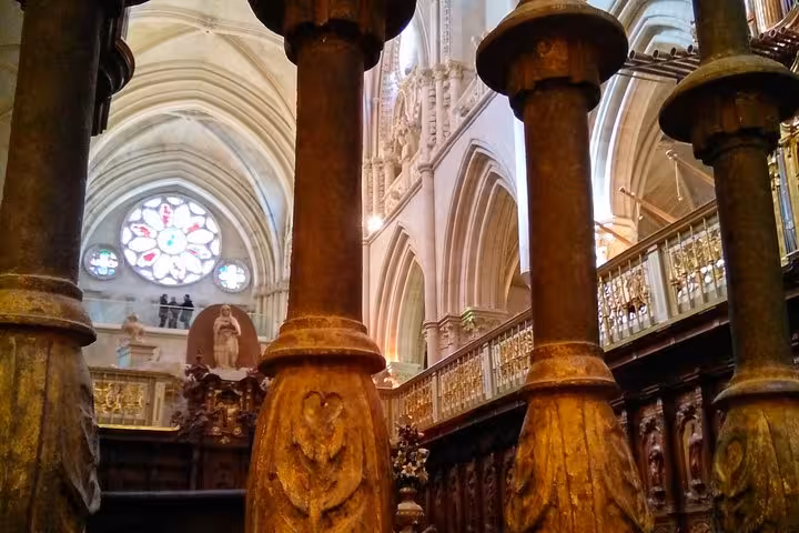 Interior gótico de la Catedral de Cuenca con vidriera y coro, en visita guiada por el casco histórico
