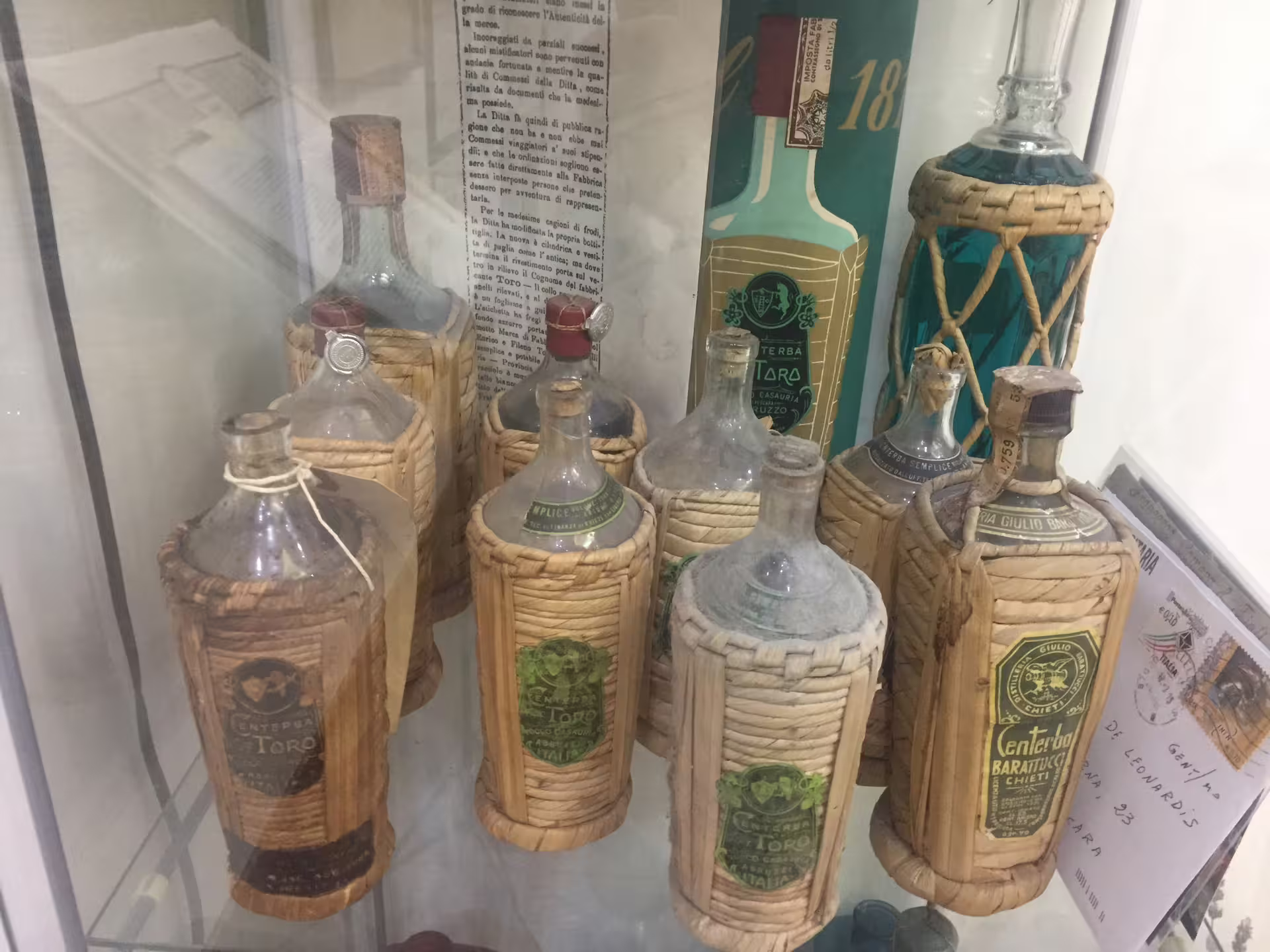 Collezione di bottiglie storiche Cent’erba Toro in esposizione durante tour guidato in distilleria