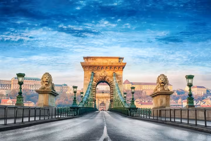 Chain Bridge in Budapest with Buda Castle views, key stop on a Vienna to Budapest small-group day trip