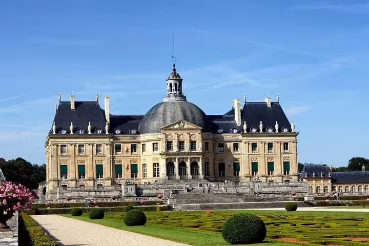 Front view of Château de Fontainebleau and formal gardens, private half-day day trip from Paris to Fontainebleau