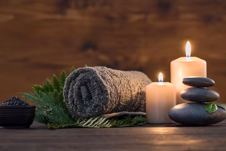 Spa setting with towels, candles and hot stones for Hurghada Cleopatra Bath, sauna, steam and jacuzzi