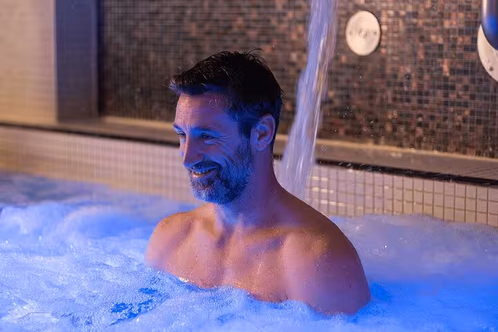 Guest relaxing in bubbling jacuzzi at Cleopatra’s Luxury Spa & Massage Experience in Sharm El Sheikh